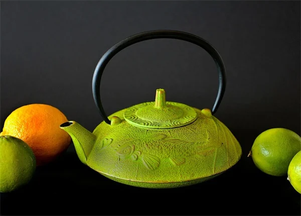 白い花の雑草の種類と見分け方完全ガイド